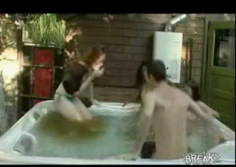 Em BBB rola de tudo, até cocô na banheira. Assista